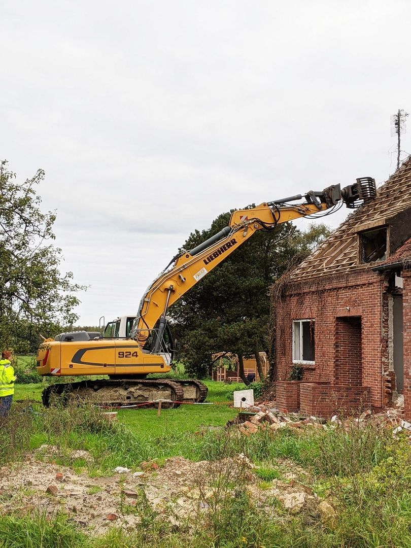 Ein Liebherr 924 Abrissbagger beim Abbruch eines Gebäudes.